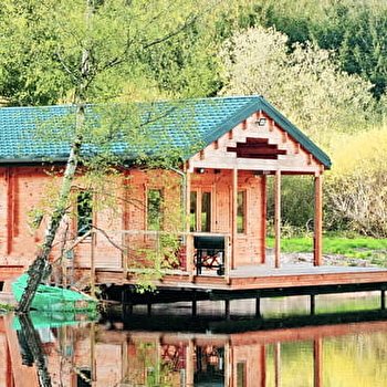 Cabane sur pilotis, sur étang, au lac de Chaumeçon - SAINT-MARTIN-DU-PUY