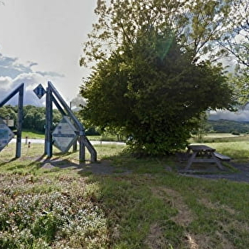 Aire de pique-nique de la sortie du village au Val - LE VAL
