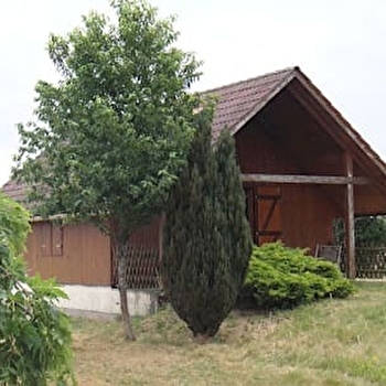 Petit chalet dans la prairie - LA ROCHE-EN-BRENIL