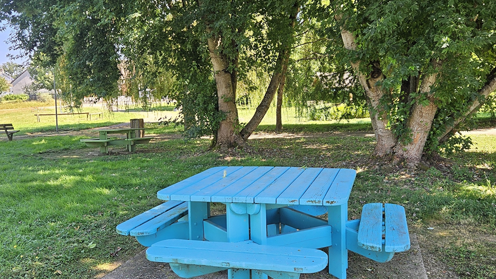 Aire de pique-nique et de jeux dans le bourg