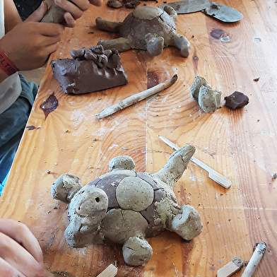 Découvrez l'univers de la poterie, exposition de céramique et atelier modelage