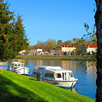 Halte fluviale (aval) Quai Mavia - GRAY