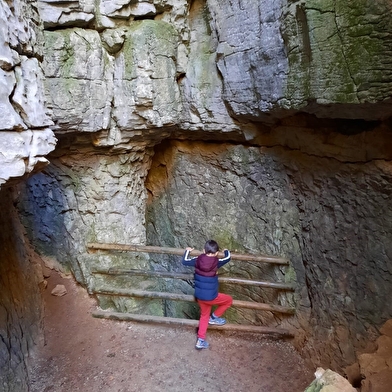 Sentier karstique du grand bois et grotte Maëva
