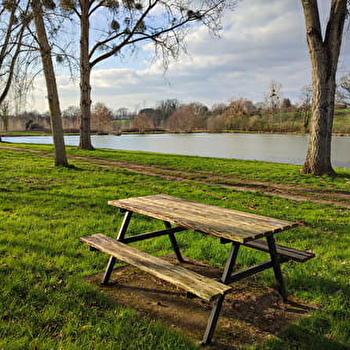 Aire de pique-nique à l'étang d'Angelier - DAMPIERRE-SOUS-BOUHY