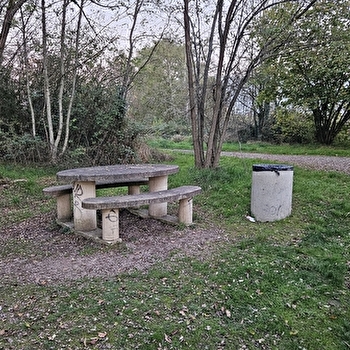 Aire de pique-nique le long de la Rigole de l'Arroux - GUEUGNON