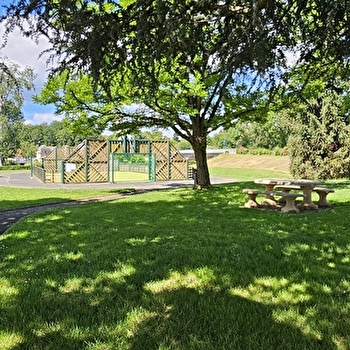 Aire pique-nique et de jeux (parking de la salle des fêtes) - VENDENESSE-SUR-ARROUX