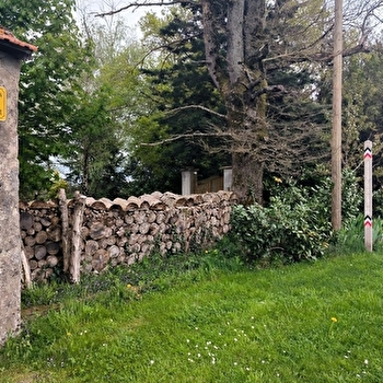 Ligne de démarcation - ancien poste de contrôle allemand - Poteau - SAINT-EUSEBE