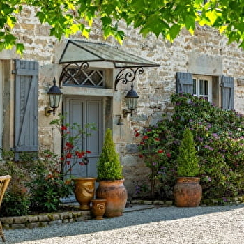 A l'Ombre du Château : Gîte des Baumes du Verneau - NANS-SOUS-SAINTE-ANNE