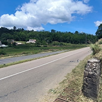 Ligne de démarcation - ancien poste de contrôle allemand - poteau - MONTAGNY-LES-BUXY