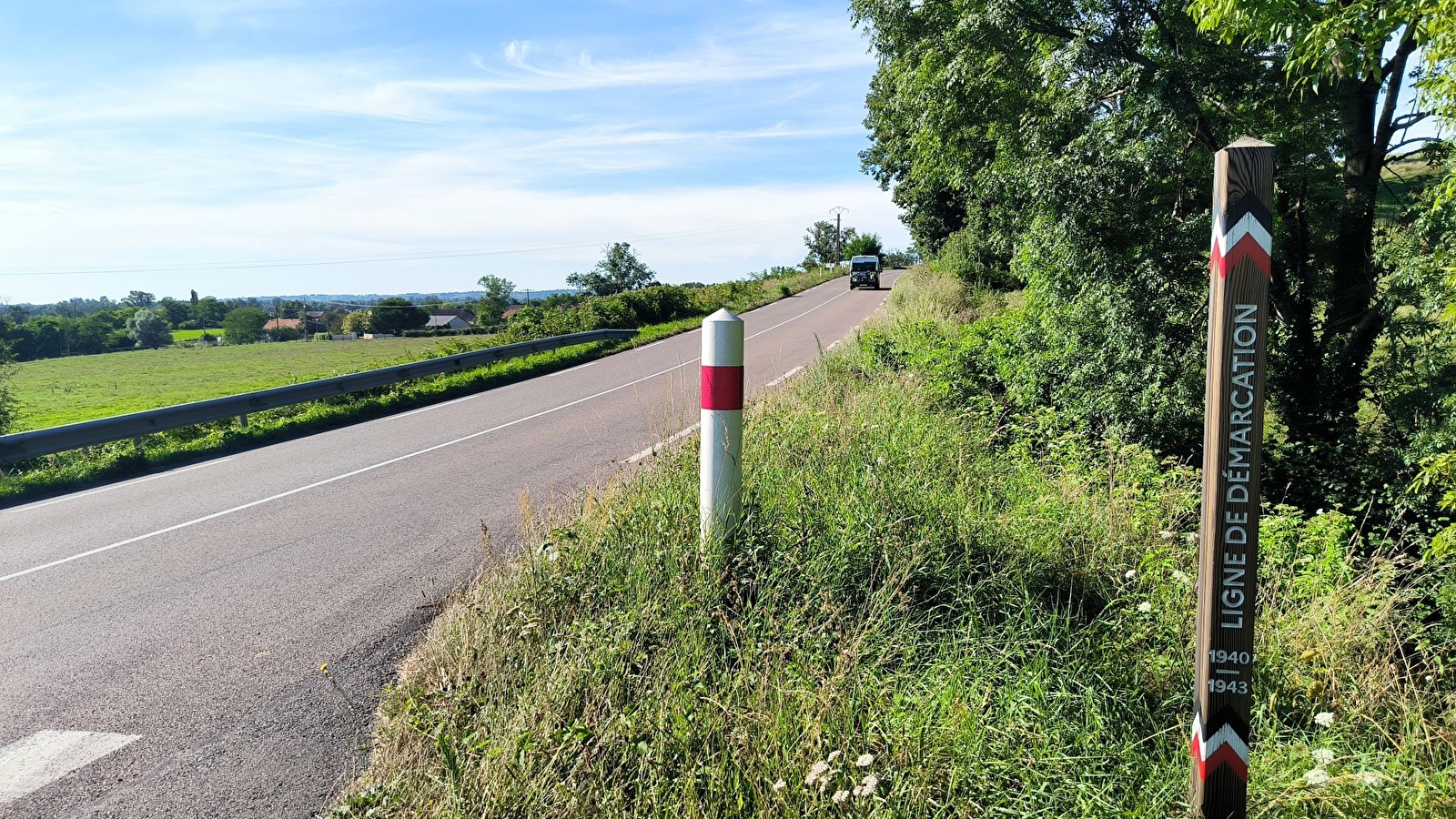 Ligne de démarcation - ancien poste de contrôle allemand - Poteau
