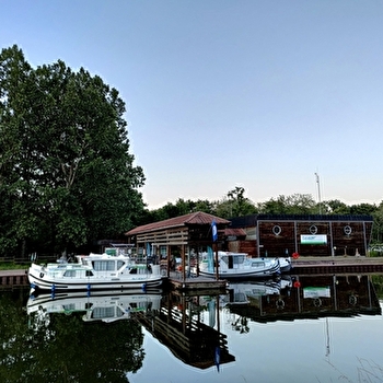 Locaboat Holidays - Location de bateaux et Port - CORBIGNY