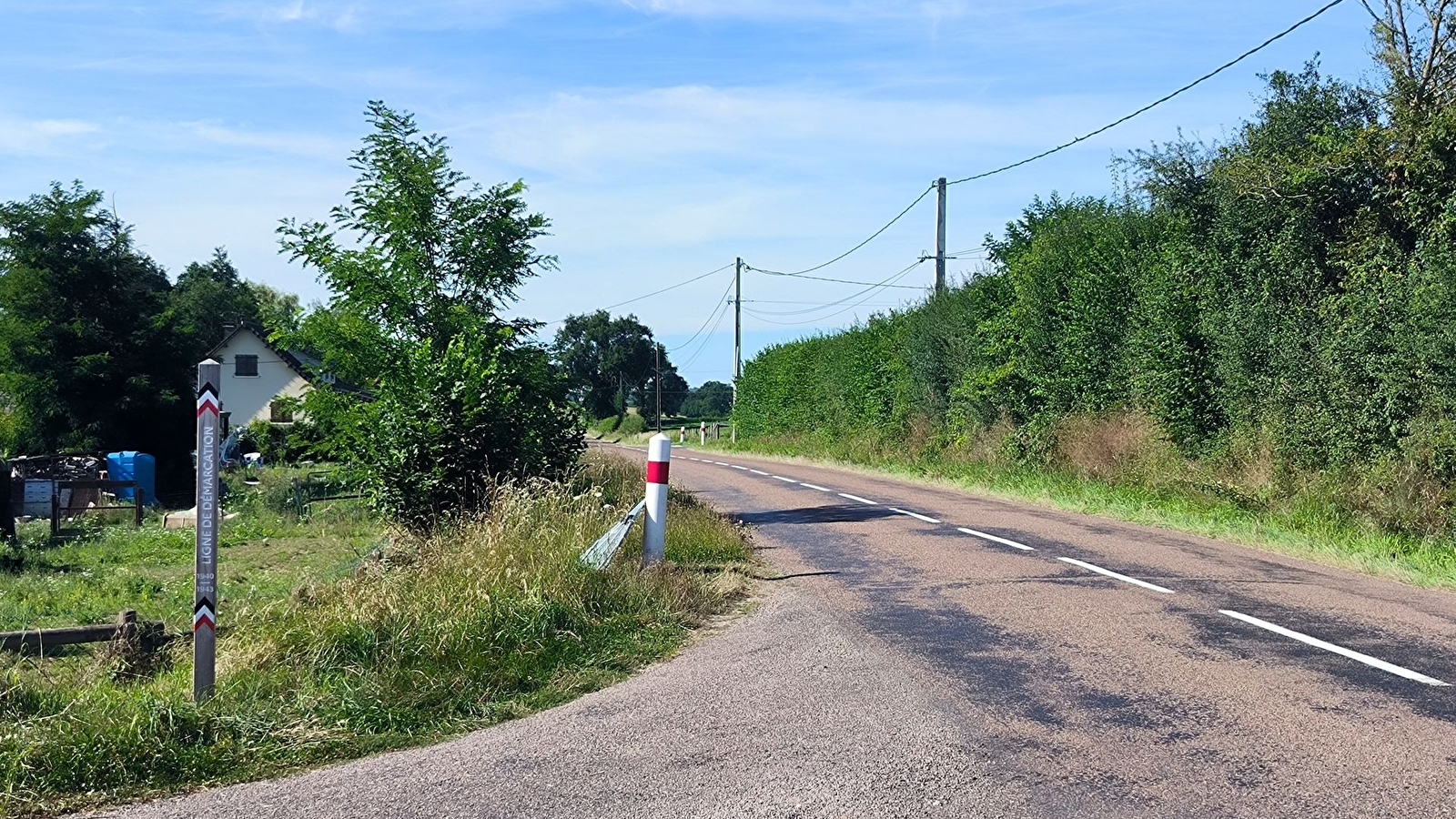 Ligne de démarcation - ancien poste de contrôle allemand - Poteau