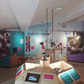 Lapidaire : Artisan de l'éclat et de la couleur - LAMOURA