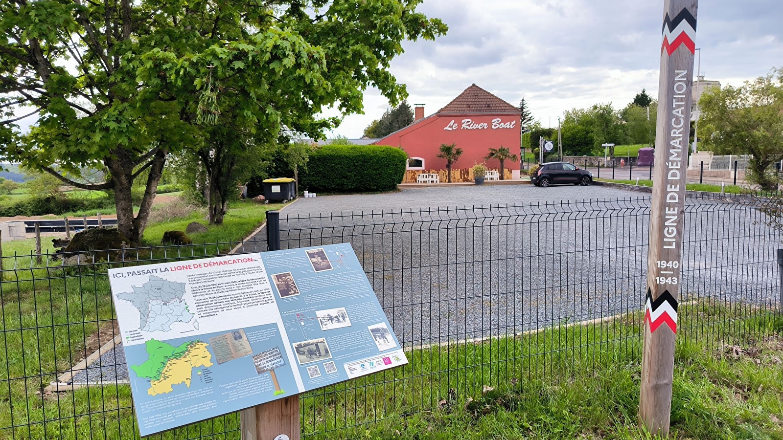 Ligne de démarcation - ancien poste de contrôle allemand - Pupitre