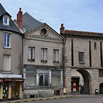 Porte Notre-Dame et les fortifications - CHATEAU-CHINON (VILLE)