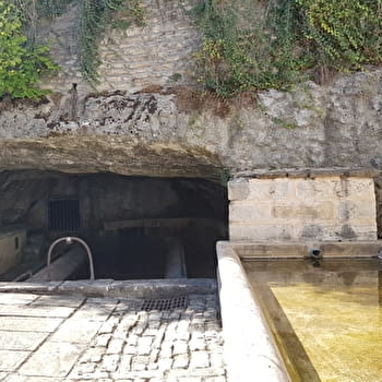 Le lavoir sous roche - L'ISLE-SUR-LE-DOUBS