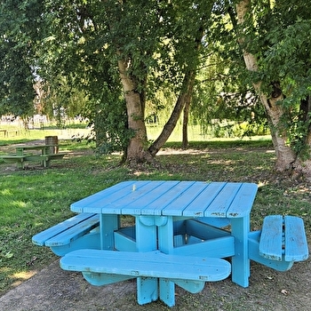 Aire de pique-nique et de jeux dans le bourg - CHALMOUX