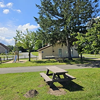 Aire de pique-nique et parking 'Voie Verte' dans le bourg - SAINT-AUBIN-SUR-LOIRE