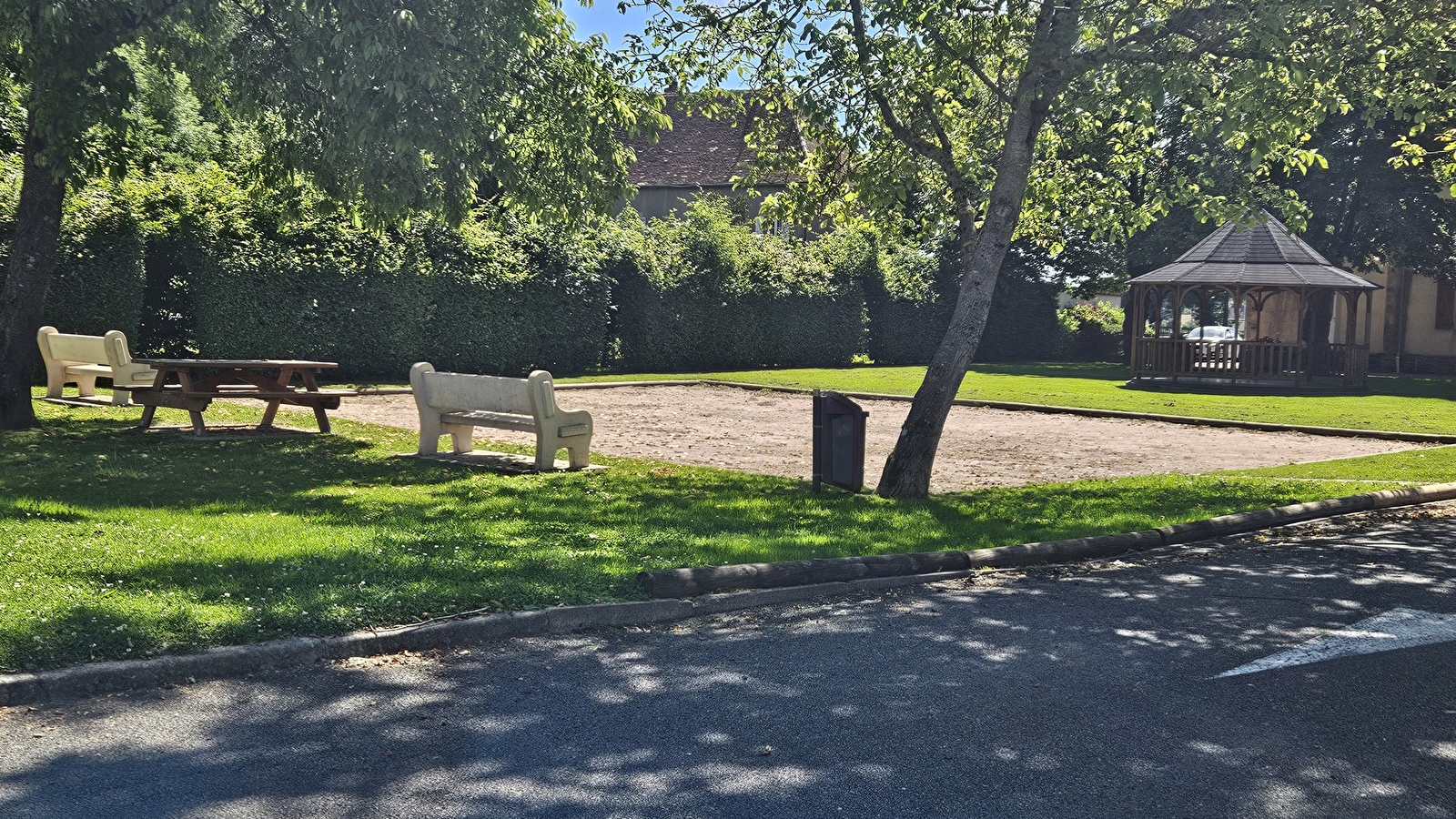 Aire de pique-nique vers le kiosque (à côté de la salle des fêtes)