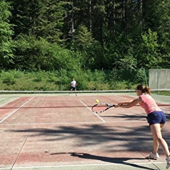 Terrain de tennis au Lac-des-Rouges-Truites - LAC-DES-ROUGES-TRUITES