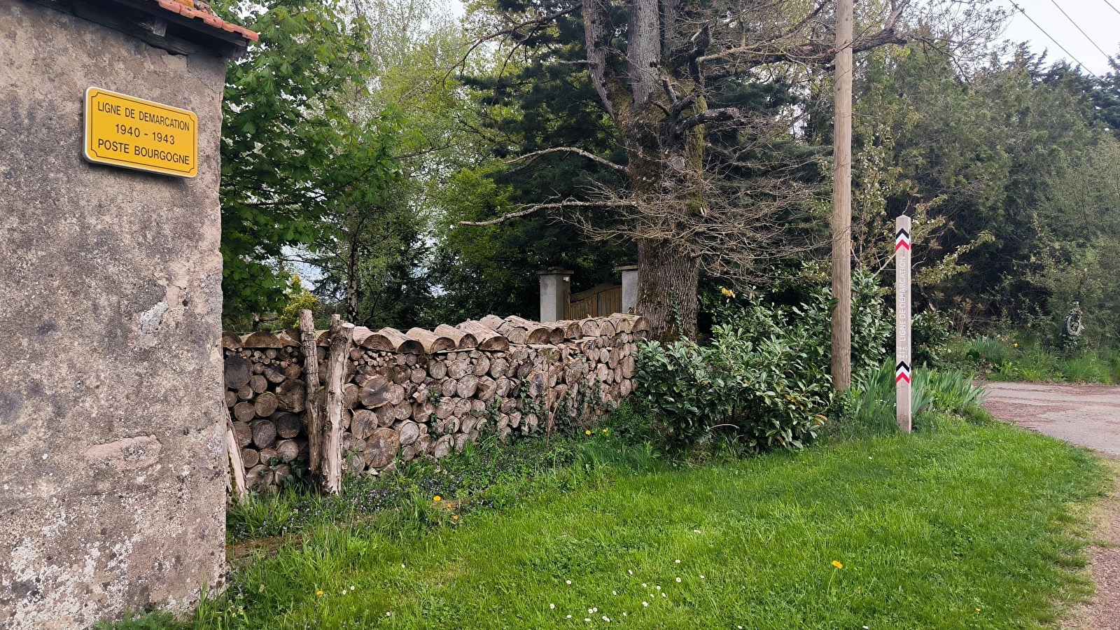 Ligne de démarcation - ancien poste de contrôle allemand - Poteau