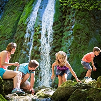 La cascade du Bief de la Chaille et le pont Perroud - LES ROUSSES