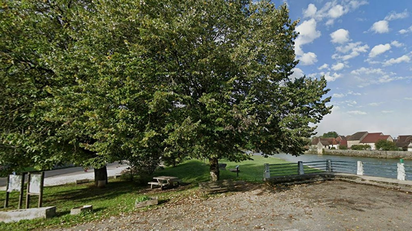 Aire de pique nique du pont à Port-Lesney