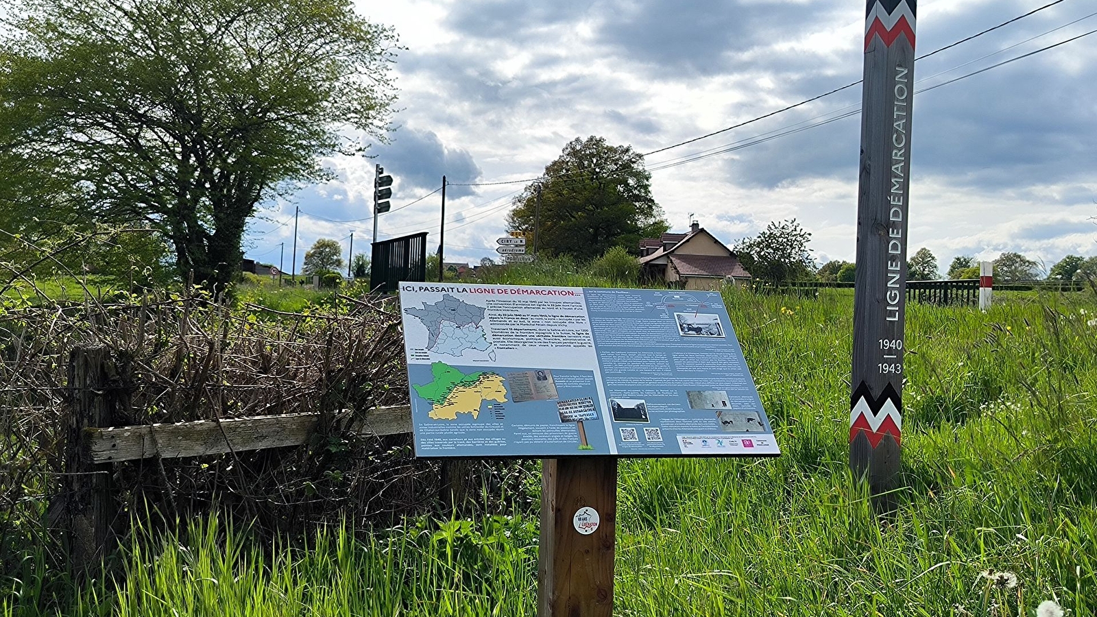 Ligne de démarcation - ancien poste de contrôle allemand - Pupitre/Poteau