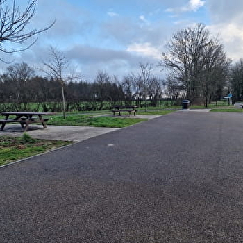 Aire de pique-nique 'Voie Verte' à Varenne Saint Germain - VARENNE-SAINT-GERMAIN