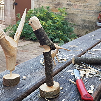Club bois : l'atelier des jeunes sculpteurs en herbe - CUISERY