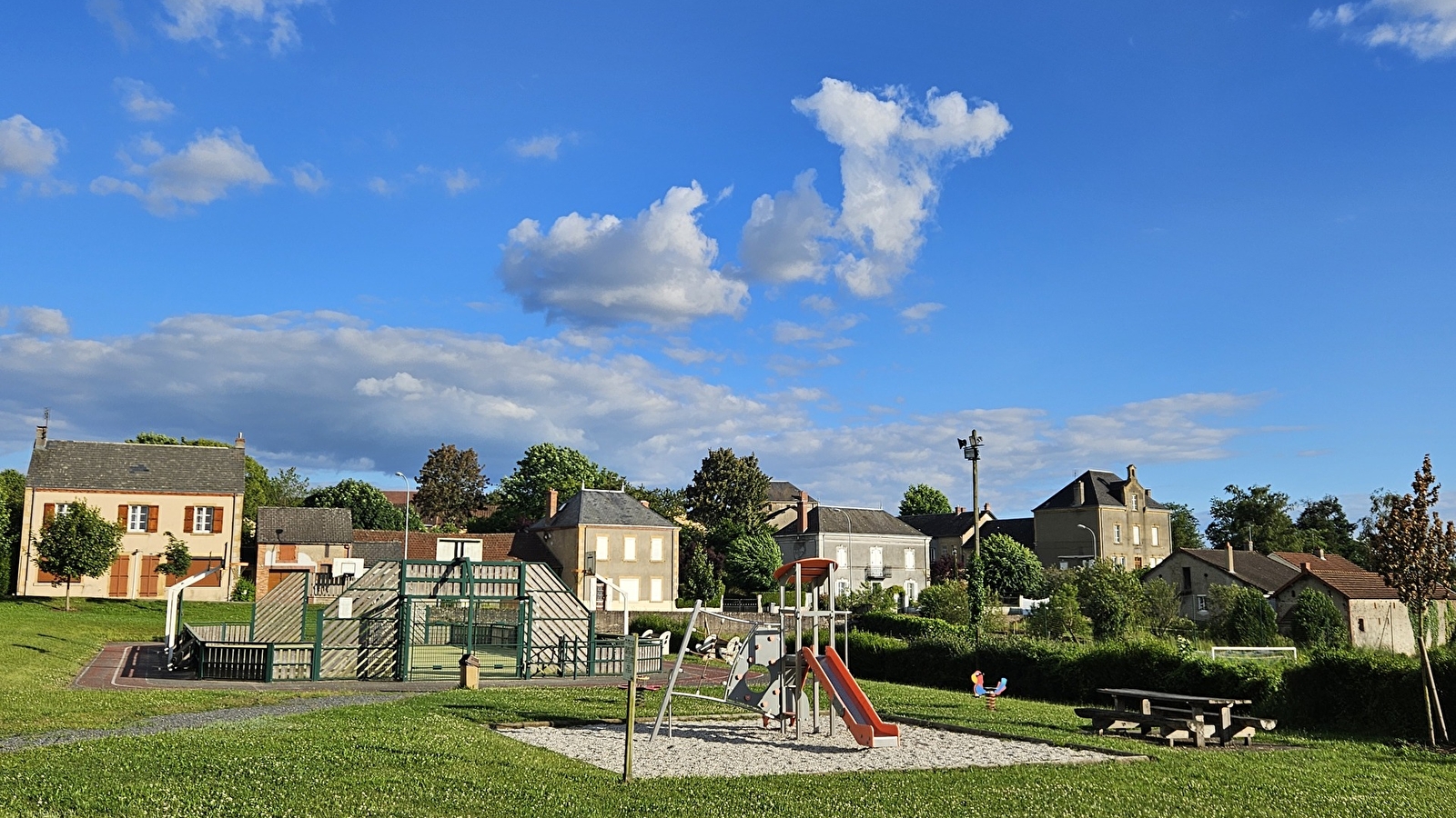 Aire de pique-nique et de jeux