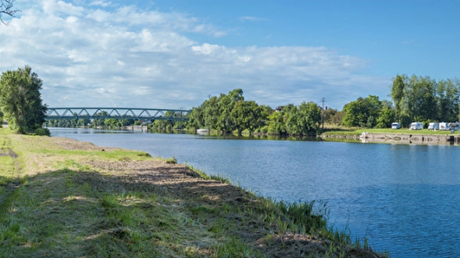 Quai de Lamarche-sur-Saône