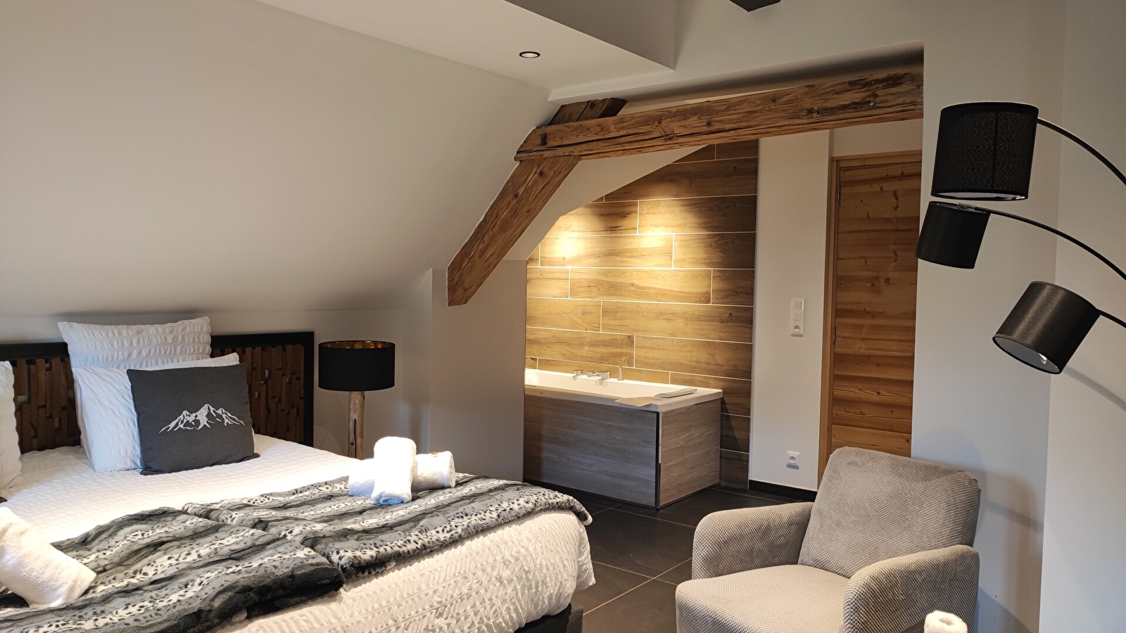 Géraniums et Neige Fraiche - Suite Bellevue de Haut Standing - Baignoire balnéothérapie  massante privatif