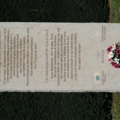 Mémorial et cheminée du camp américain