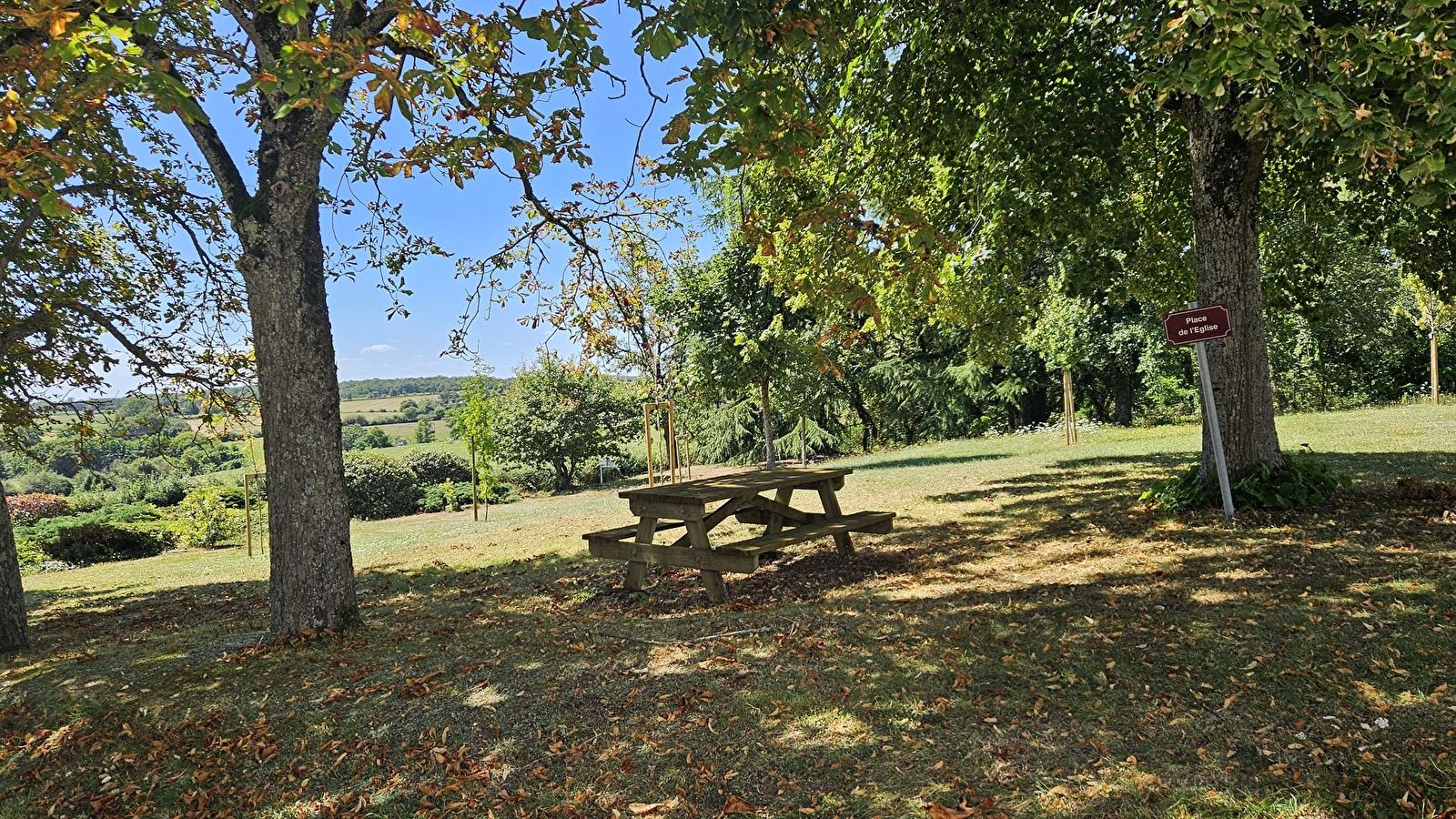 Aire de pique-nique ombragée à côté de l'église