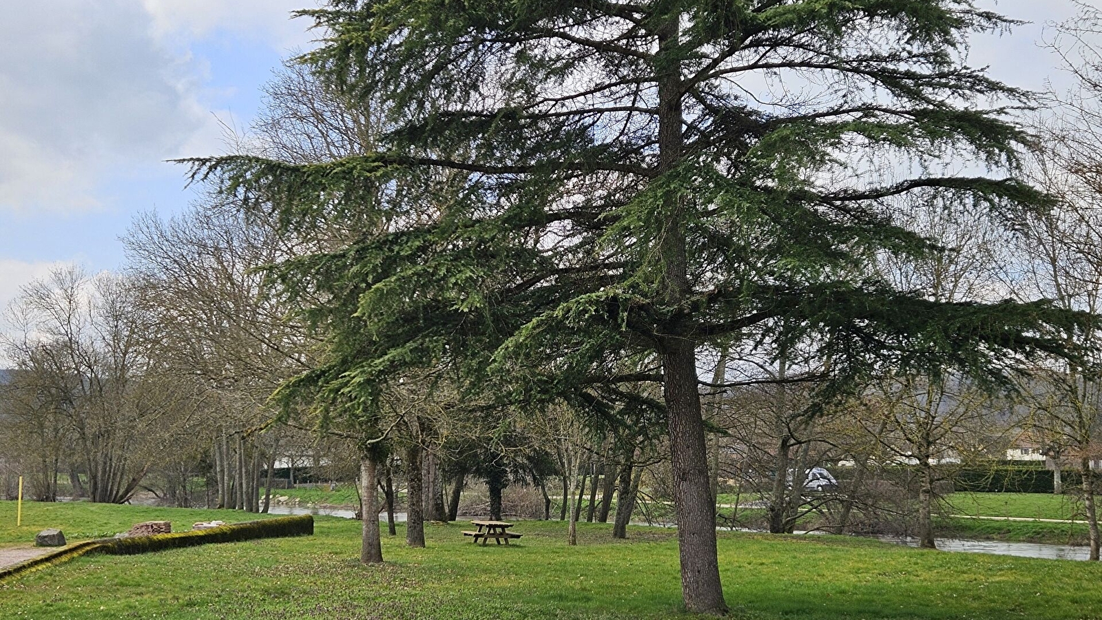 Table de pique-nique au Moulin des Roches