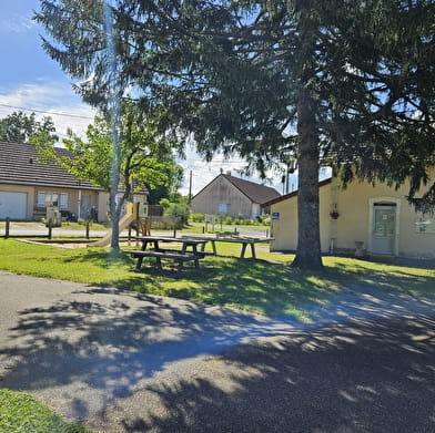 Aire de pique-nique et parking 'Voie Verte' dans le bourg