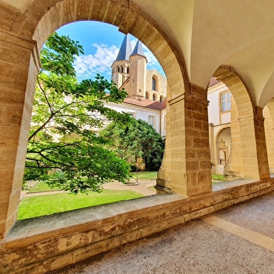 Cloître de la Basilique - Ancien prieuré Notre-Dame