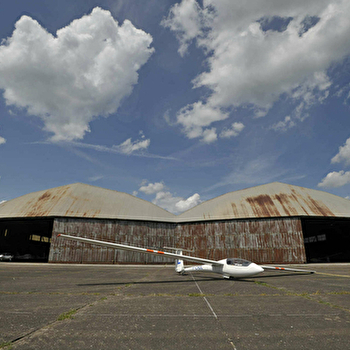Aérodrome de Besançon - Thise et ses hangars - THISE