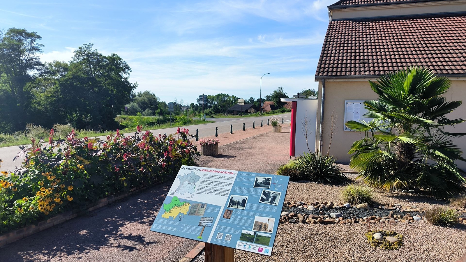 Ligne de démarcation - ancien poste de contrôle allemand - Pupitre