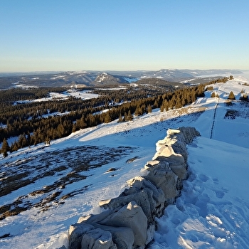 Les grands espaces du Jura Suisse en raquette - LE CHENIT