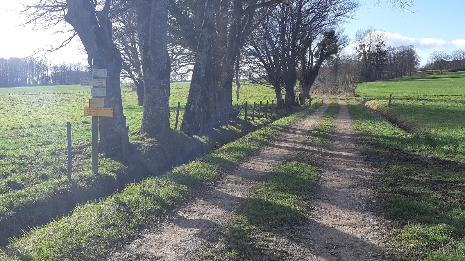 Randonnée - Etang des Baisses et ferme de Bévey