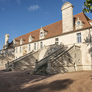 Ecuries du château de Chaumont en Charolais - SAINT-BONNET-DE-JOUX