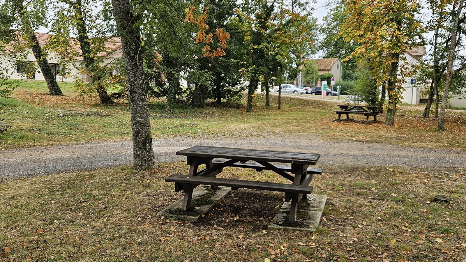 Aire de pique-nique en face du garage