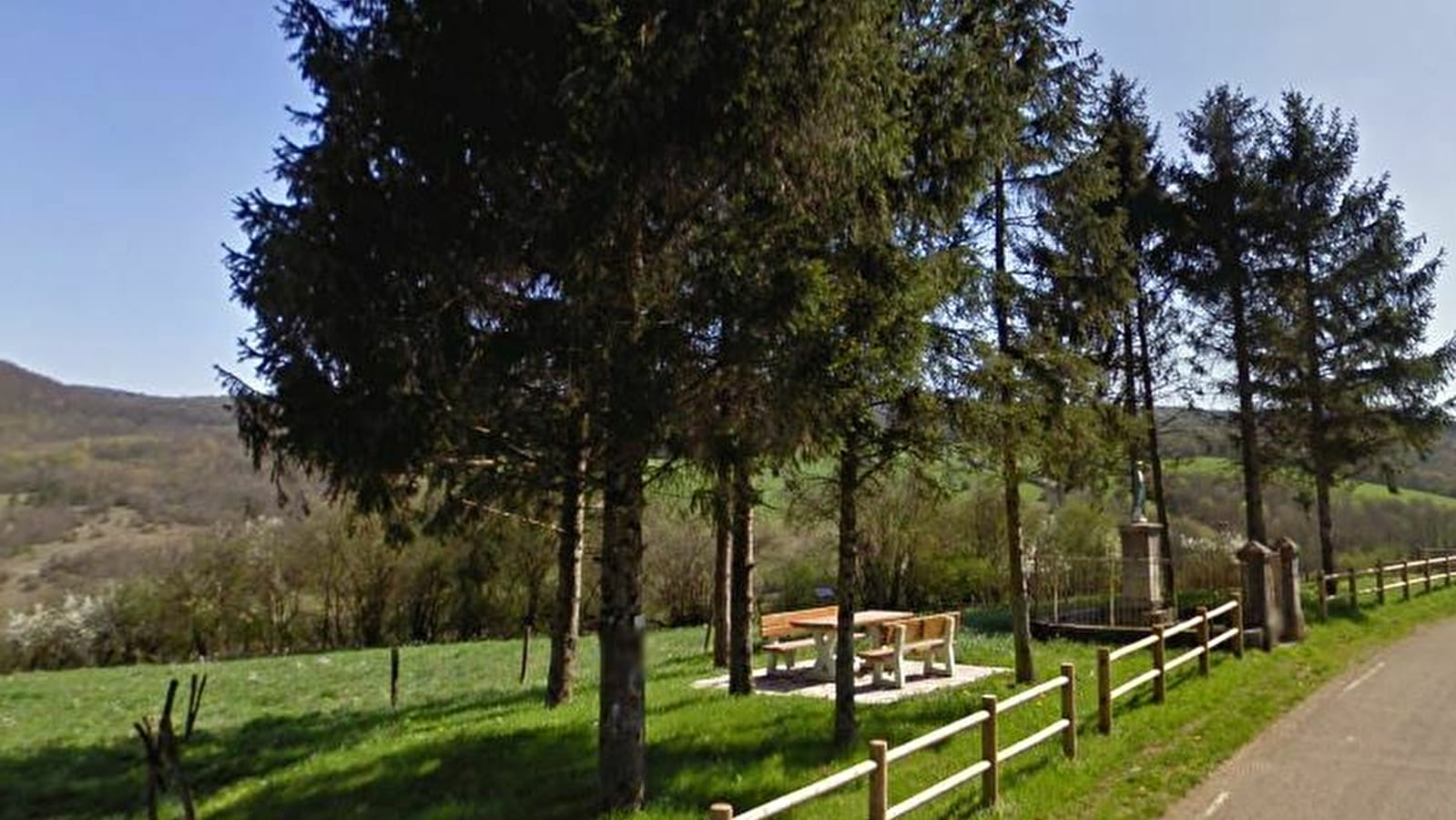 Aire de pique nique du village à Myon