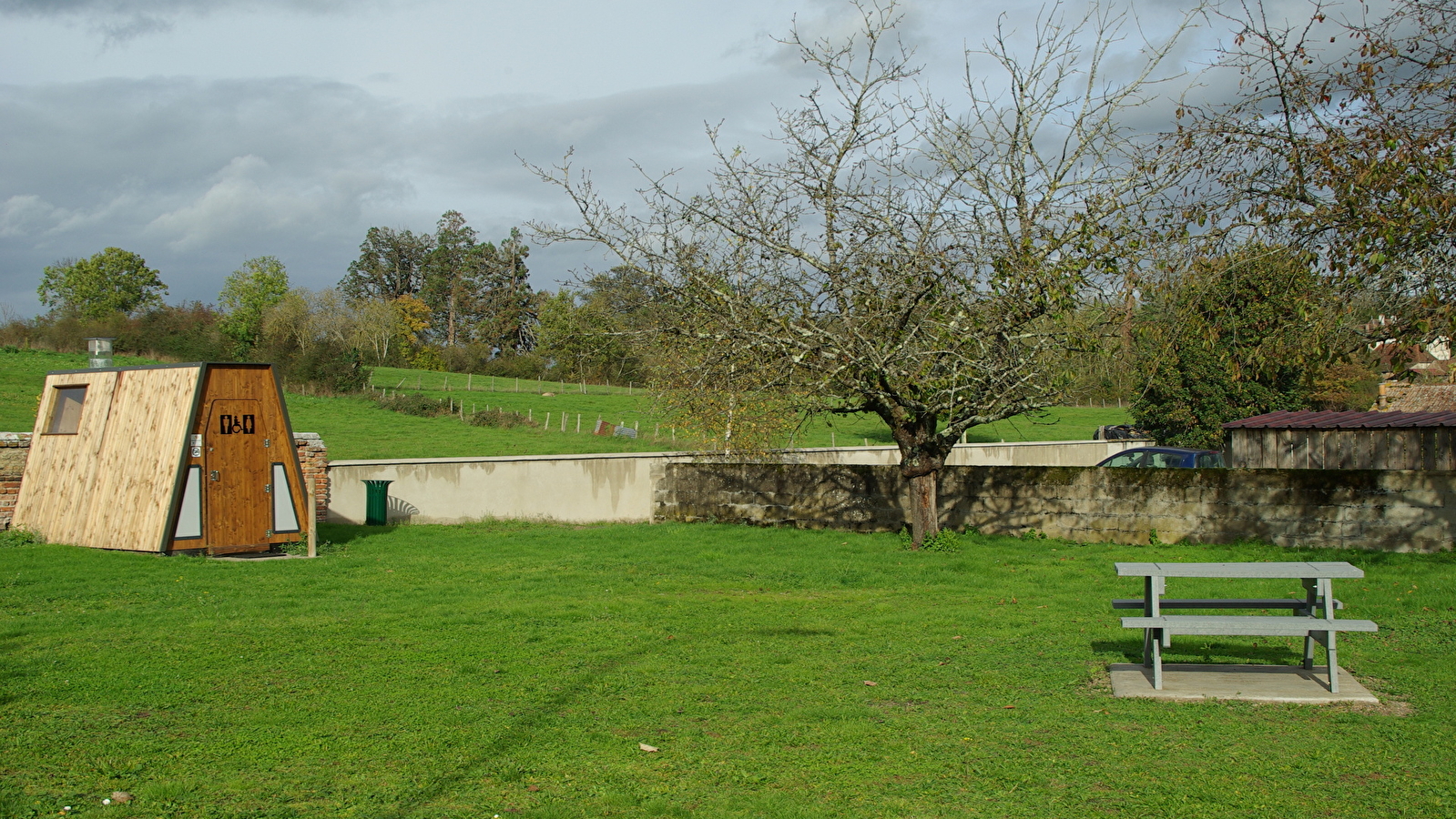 Aire de pique et wc dans le jardin des papillons