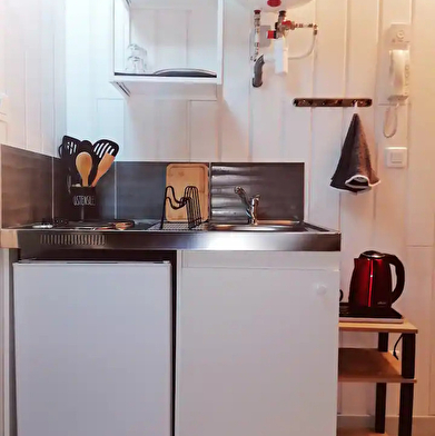 Petit studio avec cuisine et salle de bain