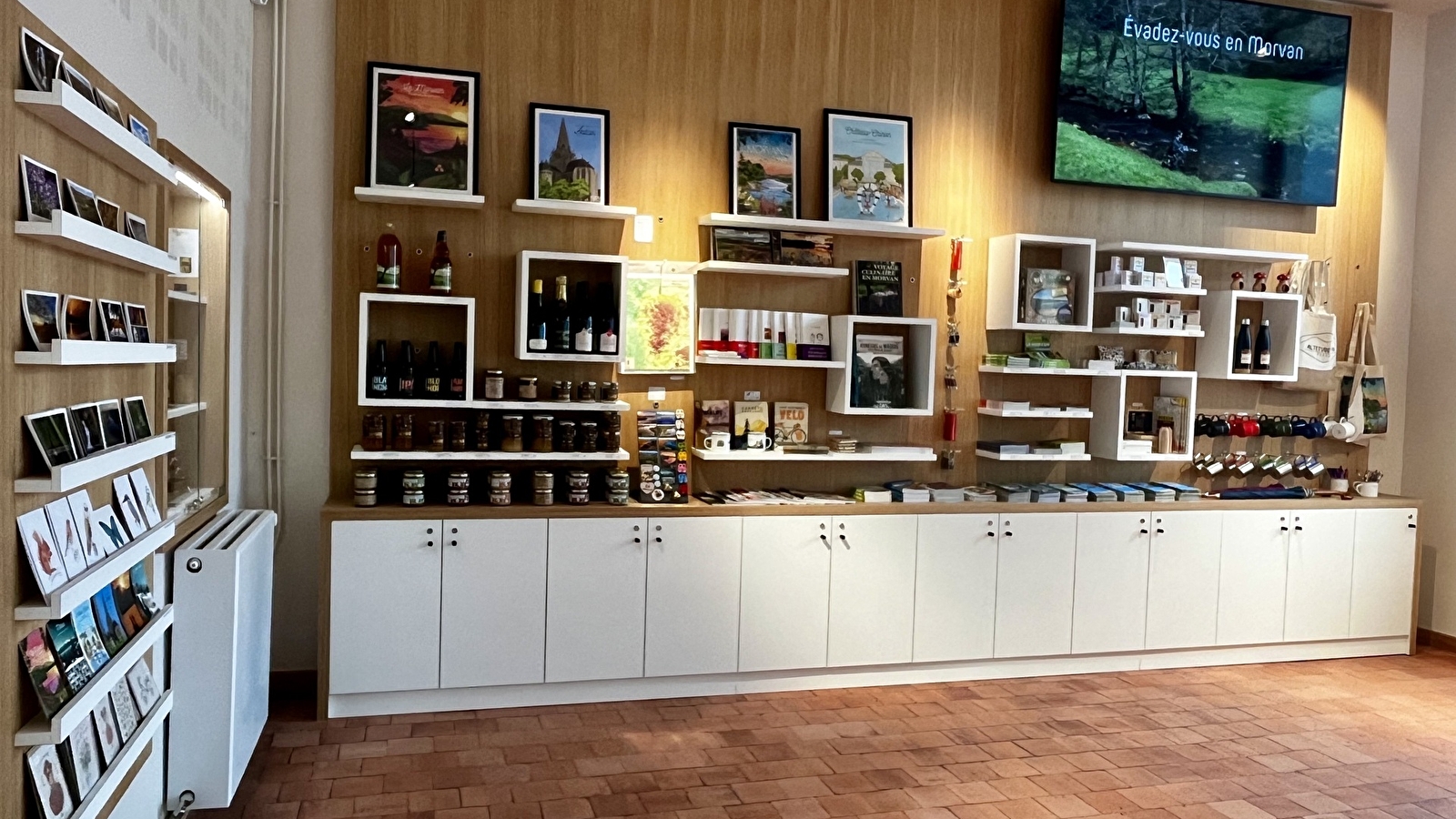 La boutique de l'Office de Tourisme Morvan Sommets & Grands Lacs - B.I.T de Château-Chinon