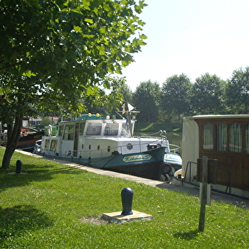 Aire de Pique-Nique à Saint-léger-des-Vignes - SAINT-LEGER-DES-VIGNES