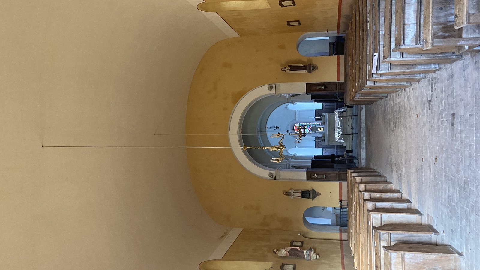 Eglise clunisienne Saint-Pierre à Montambert